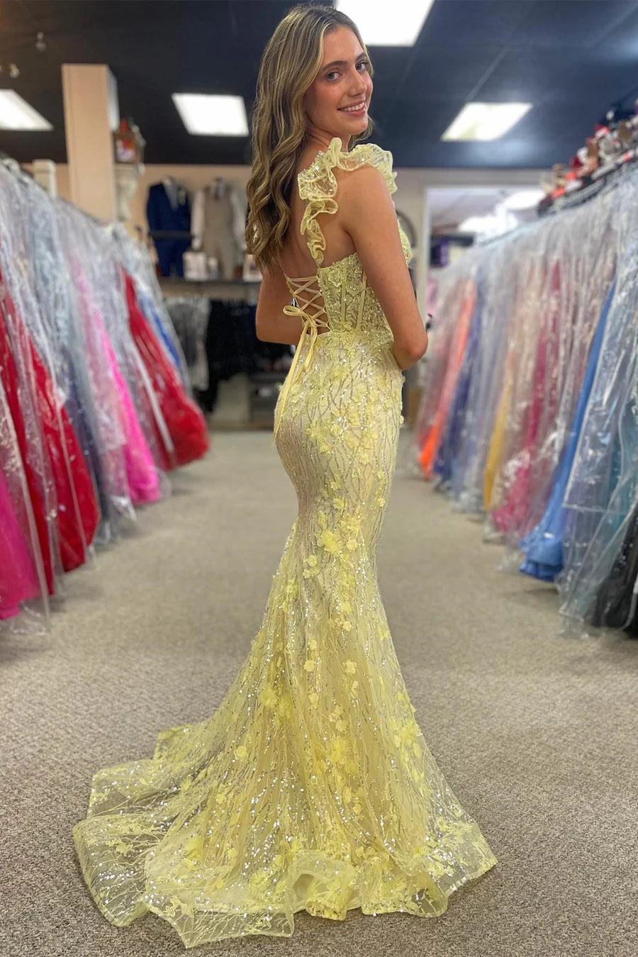 Vestido de fiesta largo con escote en forma de corazón y mangas abullonadas con apliques